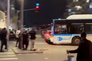 Un chofer de colectivo avanzó sobre una multitud y asesinó a un joven de 18 años