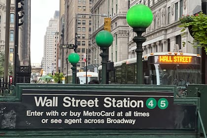 Un autobús pasa frente a la estación del metro en Wall Street el miércoles 18 de septiembre de 2024, en Nueva York. (AP Foto/Peter Morgan)