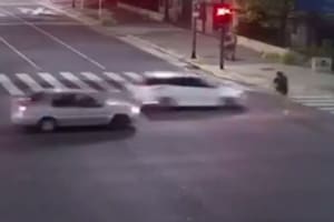 Un automóvil embistió a una ciclista sin casco que cruzó un semáforo en rojo en Madero y Corrientes