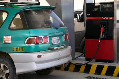 Un automóvil está estacionado en una gasolinera para cargar combustible durante una escasez en La Paz, Bolivia, el jueves 14 de agosto de 2025.