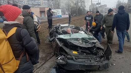 Un automóvil fue arrollado por un tanque, en las calles de Kiev