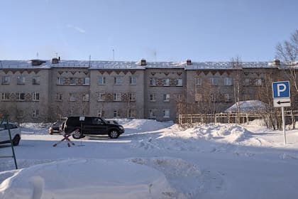 Un automóvil que transporta a Ludmila Navalnaya, madre del líder de la oposición rusa Alexei Navalny, llega a la colonia penitenciaria en la ciudad de Kharp, en la región de Yamalo-Nenetsk, a unos 1900 kilómetros al noreste de Moscú, Rusia, el sábado 17 de febrero.(AP Photo)