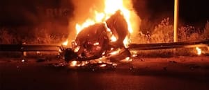 Un automóvil volcó y se incendió tras chocar contra el guardarraíl: murieron cuatro personas