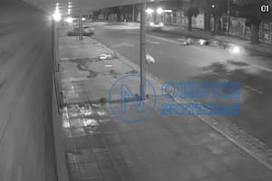 Un automovilista atropelló a dos chicos en moto y se fugó