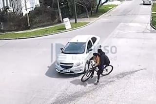 Atropelló a un hombre y su hijo que circulaban en bicicleta, pero lo atraparon