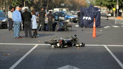 Un automovilista atropelló y mató a dos motochorros que le habían robado una mochila