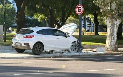 Un automovilista perdió el control, chocó contra un poste de luz y dejó sin luz a una plaza céntrica de La Plata.