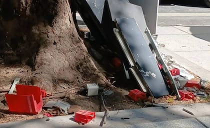 Un automovilista perdió el control, chocó contra un poste de luz y dejó sin luz a una plaza céntrica de La Plata.