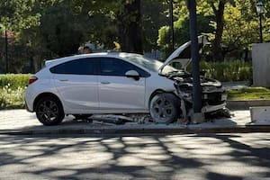 Perdió el control del auto, chocó contra un poste de energía y dejó una plaza sin luz