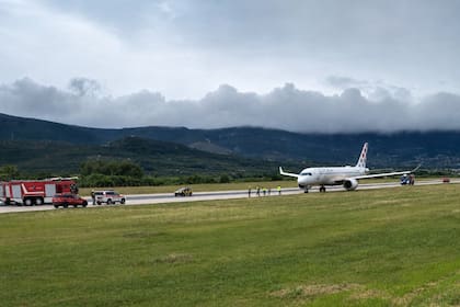 Los 130 pasajeros y cinco tripulantes a bordo de la aeronave fueron evacuados sin heridas