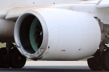 El avión sufrió daños tras impactar contra uno de los marcadores verticales y varias luces ubicadas en el borde de la pista
