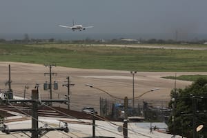 Un avión aterriza en el Aeropuerto Toussaint Louverture de Puerto Príncipe, Haití, el 20 de mayo de 2024