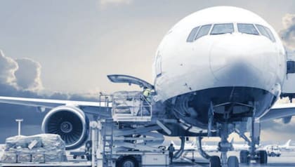 Un avión aterrizando en el Aeropuerto de Tallahassee