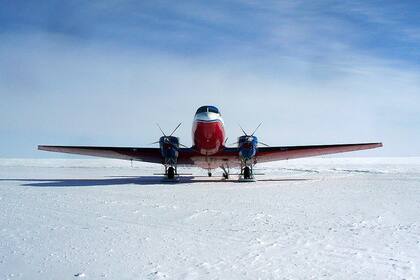 Un avión Basler BT-67 en la base Williams Field en la Antártida