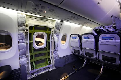 Un avión Boeing 737 Max 9 de Alaska Airlines sin un panel en espera de inspección en el Aeropuerto Internacional Seattle-Tacoma el miércoles 10 de enero de 2024