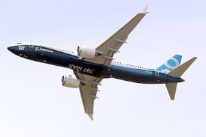 El inquietante hallazgo de dos aerolíneas en aviones del mismo modelo que el Boeing que perdió una parte en el aire