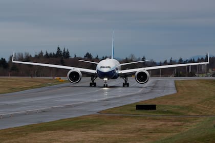 El despegue del Boeing 777X durante su primer vuelo de prueba desde la planta de la compañía en Everett, en Washington