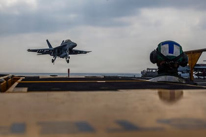 Un avión Boeing F/A-18E Super Hornet aterrizando en el portaaviones USS Abraham Lincoln