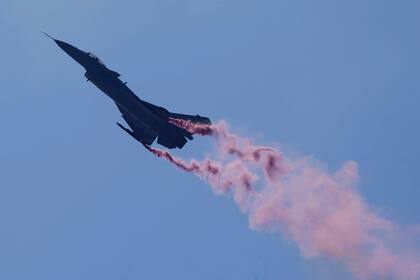 Un avión caza AJ-10B durante el show aéreo llevado a cabo en Zhuhai, al sur de China