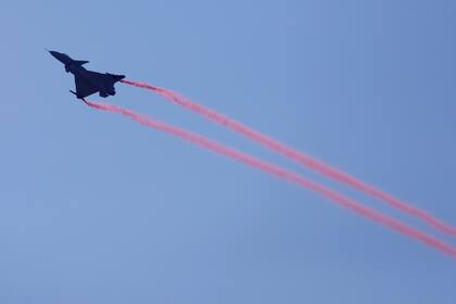 Un avión caza AJ-10B durante el show aéreo llevado a cabo en Zhuhai, al sur de China