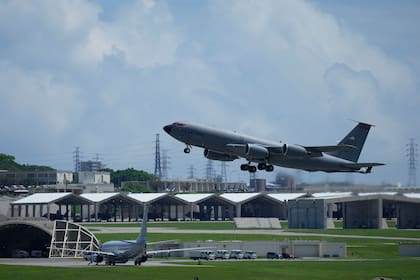Un avión cisterna de reabastecimiento KC-135 Stratotanker de la Fuerza Aérea estadounidense despega de la Base Aérea de Kadena, en la Ciudad de Kadena, en el oeste de Okinawa, sur de Japón, en 2023
