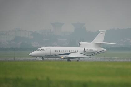 Un avión con pacientes evacuados del crucero MV Hondius, afectado por un brote de hantavirus, aterriza en el aeropuerto de Bourget, en el norte de París, allí viajaba la mujer que dio positivo y está hospitalizada