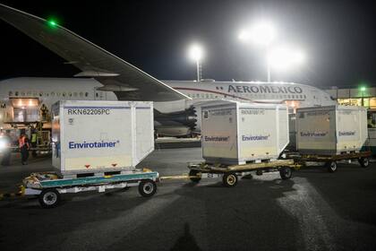 Un avión con vacunas AstraZeneca aterrizó en el país durante la noche de este sábado