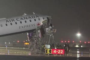 Nueva York: un avión de Air Canada Express chocó contra un camión de bomberos en el aeropuerto LaGuardia