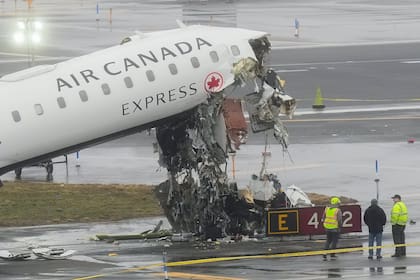 Un avión de Air Canada quedó detenido tras colisionar con un camión de bomberos de la Autoridad Portuaria en el aeropuerto LaGuardia