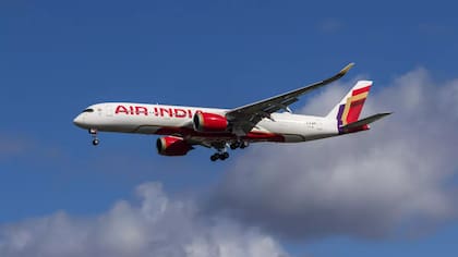 Un avión de Air India se estrelló minutos después de despegar: iban 244 personas a bordo.