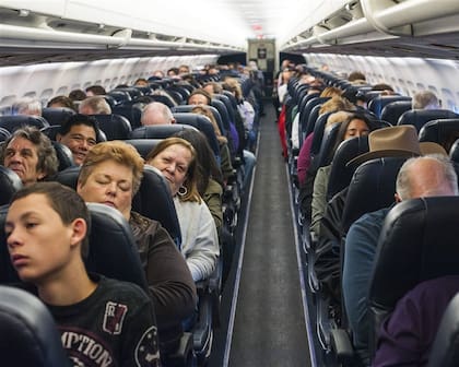 Un avión de Allegiant Airlines en el que los asientos no se reclinan