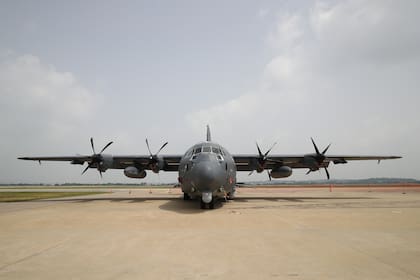 Un avión de ataque estadounidense AC-130J Ghostrider es visto en la Base Aérea de Osan, el 24 de junio de 2024 en Pyeongtaek, Corea del Sur