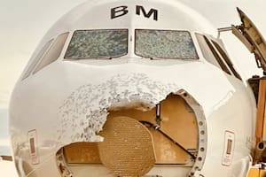Un avión quedó con el frente destrozado luego de pasar por una tormenta de granizo