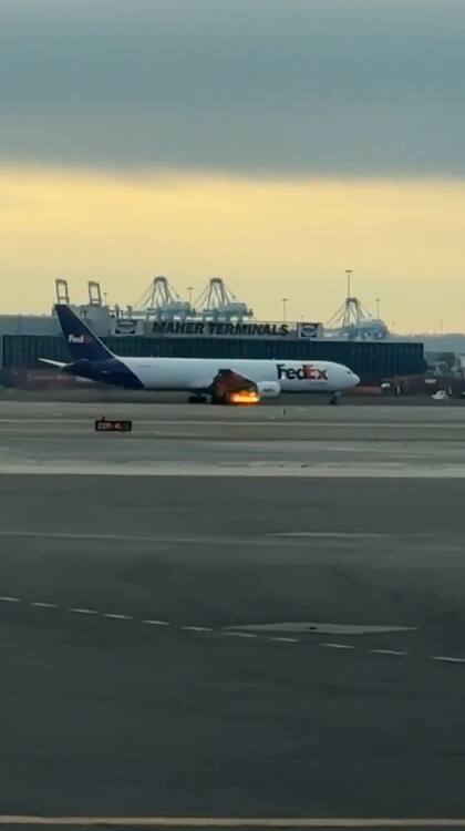 Un avión de carga de FedEx que viajaba de Newark a Indianápolis chocó contra un pájaro durante el despegue el sábado por la mañana
