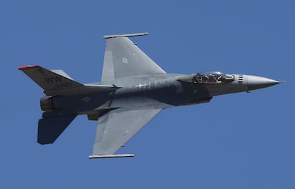 Un avión de combate F-16 de Estados Unidos realiza maniobras acrobáticas durante la última jornada de Aero India 2019, en la base aérea de Yelahanka, el 24 de febrero de 2019 en Bangalore, India