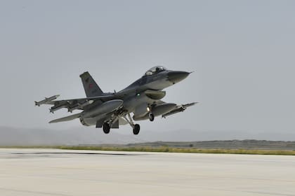 Un avión de combate F-16 turco durante la maniobra de despegue 