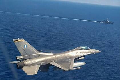 Un avión de combate F-16 y un buque participan en un ejercicio militar greco-estadounidense en el mar Mediterráneo oriental al sur de Creta, el 24 de agosto pasado