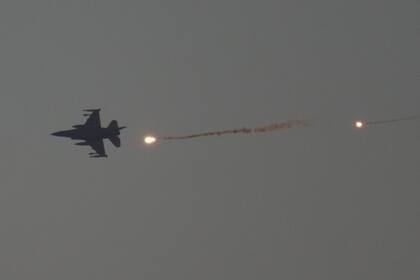 Un avión de combate israelí lanza bengalas mientras sobrevuela la Franja de Gaza, visto desde el sur de Israel, el martes 16 (AP Photo/Leo Correa)