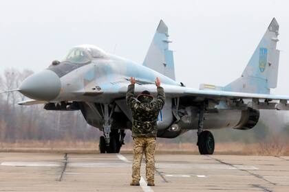 Un avión de combate MIG-29 ucraniano está estacionado en la base aérea Vasilkov en las afueras de Kiev, Ucrania