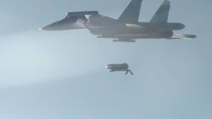 Un avión de combate ruso lanza una FAB-3000, una bomba planeadora de 3000 kilos.