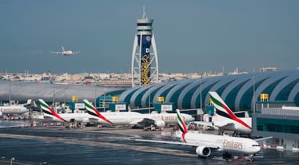 Un avión de Emirates se dispone a aterrizar en el Aeropuerto Internacional de Dubai, en Emiratos Árabes Unidos. (AP Foto/Jon Gambrell, archivo)