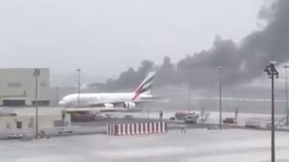 Un avión de Emirates se incendió en el aire e hizo un aterrizaje forzoso en Dubai