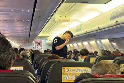 Un avión de Flybondi aterrizó de emergencia en Ezeiza