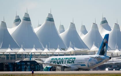 Un avión de Frontier en el Aeropuerto Internacional de Denver (DIA)