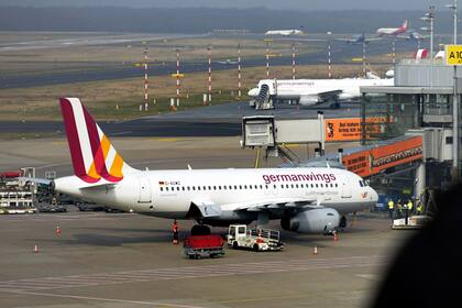 Un avión de Germanwings, hoy, en el aeropuerto de Düsseldorf, adonde debía aterrizar la nave que se estrelló en Francia