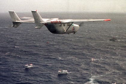 Un avión de Hermanos al Rescate vuela en el límite de 12 millas al norte de La Habana