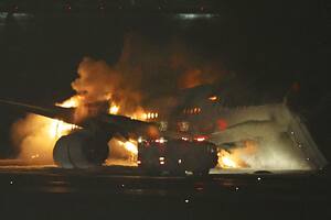 Un avión de Japan Airlines arde sobre la pista del aeropuerto Haneda el martes 2 de enero de 2024, en Tokio, Japón. (Kyodo News vía AP)
