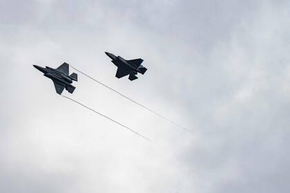Un avión de las fuerzas norteamericanas se prepara para aterrizar en Rumania. (Photo by Ali Stewart / US Department of Defense / AFP) / RESTRICTED TO EDITORIAL USE - MANDATORY CREDIT "AFP PHOTO / US Air Force / Senior Airman Ali Stewart" - NO MARKETING NO ADVERTISING CAMPAIGNS - DISTRIBUTED AS A SERVICE TO CLIENTS