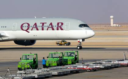 Un avión de Qatar Airways aterriza en el aeropuerto de Riad, Arabia Saudita, el 11 de enero de 2021. (AP Foto/Amr Nabil, File)
