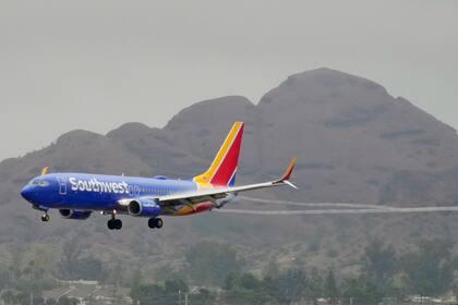 Un avión de Southwest Airlines llega al aeropuerto internacional Sky Harbor el miércoles 28 de diciembre de 2022 en Phoenix. (AP Foto/Matt York)